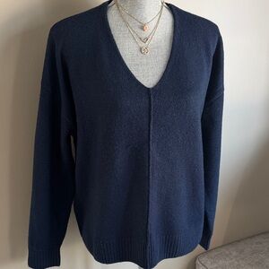 VINCE CAMUTO Navy V-Neck Sweater Size M
